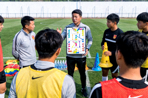 中超球队训练课上进行战术演练与讲解的现场照片